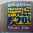 BA07 - PVC-Banner an einer Fassade verspannt.