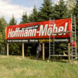 BA05 - Freistehende Werbeanlage mit beklebtem PVC-Banner.