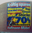 BA07 - PVC-Banner an einer Fassade verspannt.