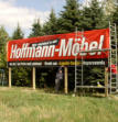 BA05 - Freistehende Werbeanlage mit beklebtem PVC-Banner.