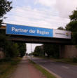 ST07 - Brückenwerbung mit Spanntuchanlagen - bedrucktes PVC-Banner im speziellen Spannrahmen.